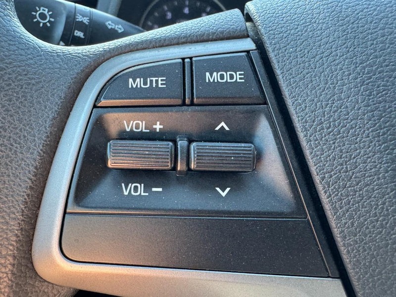 Hyundai Elantra Vehicle Image 16