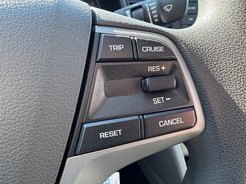 Hyundai Elantra Vehicle Image 17