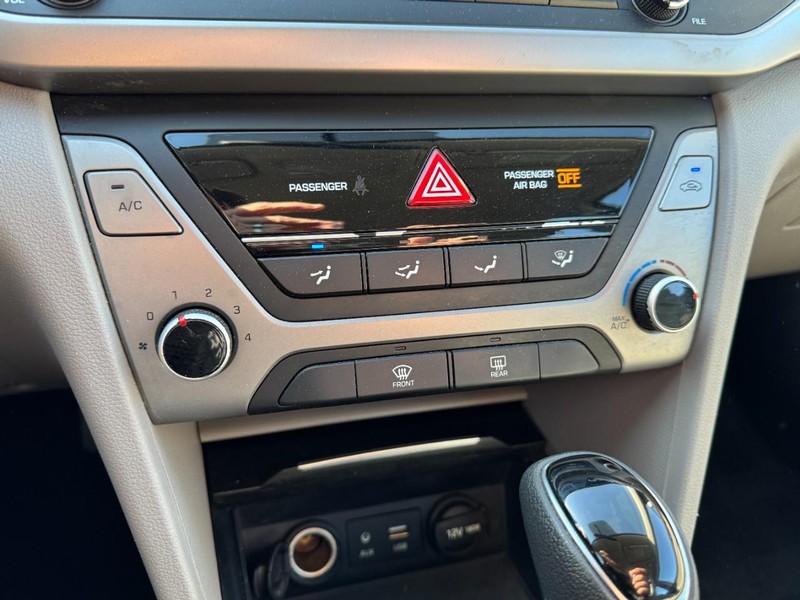 Hyundai Elantra Vehicle Image 18