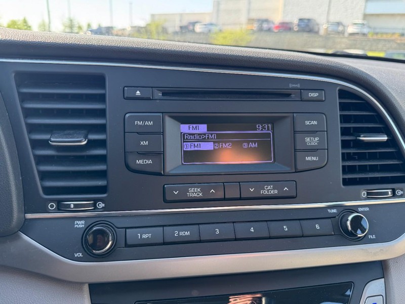 Hyundai Elantra Vehicle Image 19