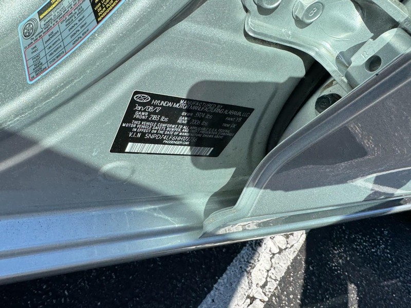 Hyundai Elantra Vehicle Image 21