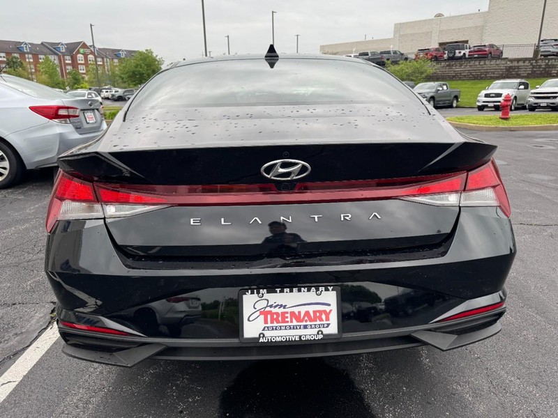 Hyundai Elantra Vehicle Image 04