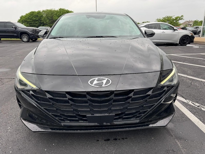 Hyundai Elantra Vehicle Image 09
