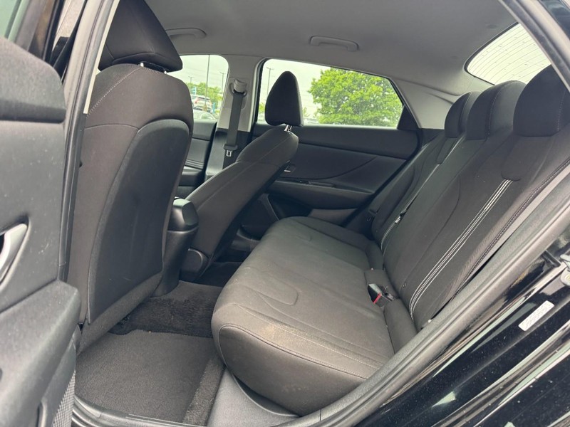 Hyundai Elantra Vehicle Image 10