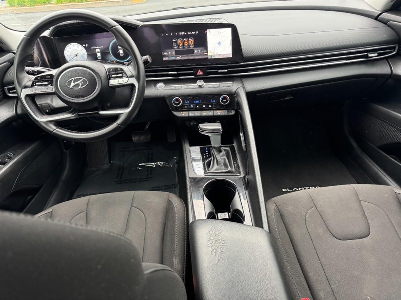 Hyundai Elantra Vehicle Image 11