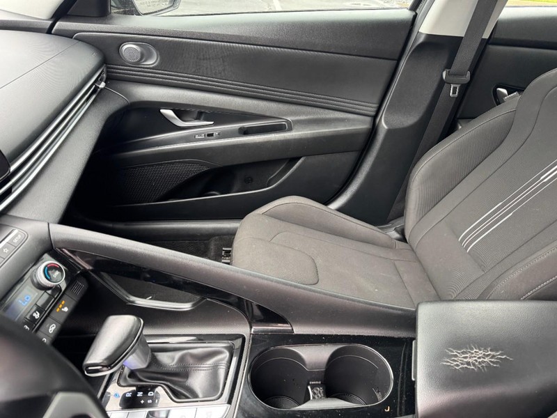 Hyundai Elantra Vehicle Image 13