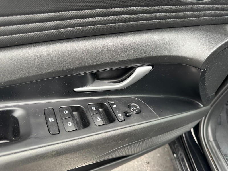 Hyundai Elantra Vehicle Image 15