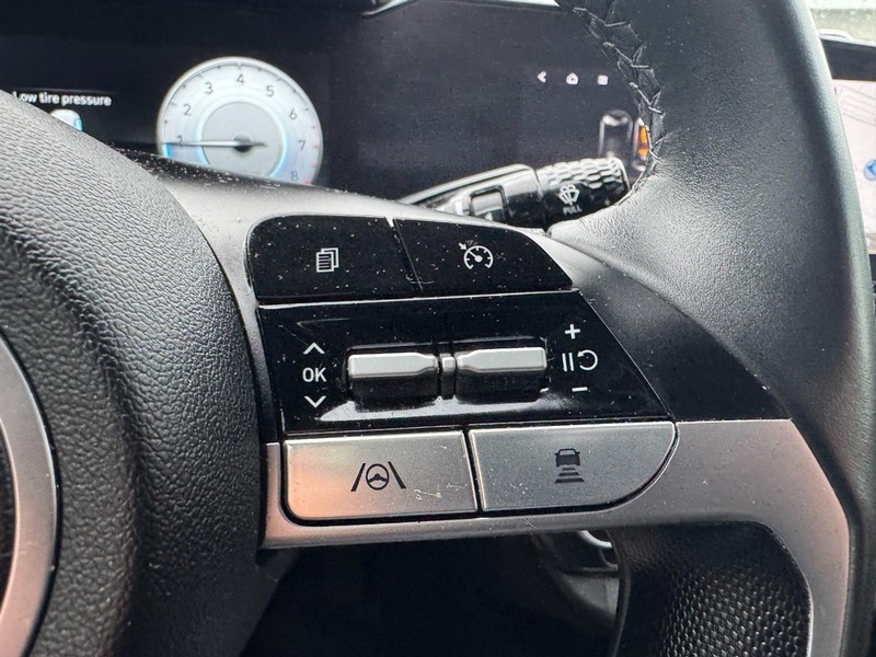 Hyundai Elantra Vehicle Image 17