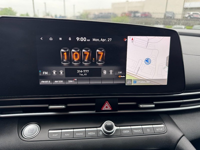 Hyundai Elantra Vehicle Image 19