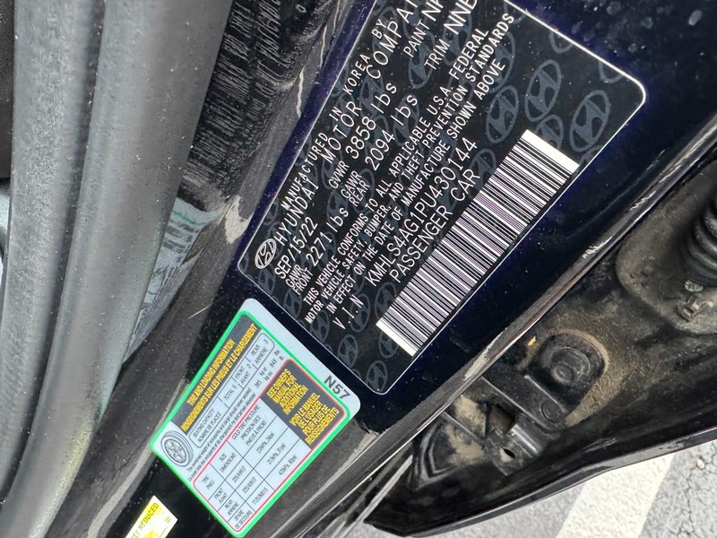 Hyundai Elantra Vehicle Image 24