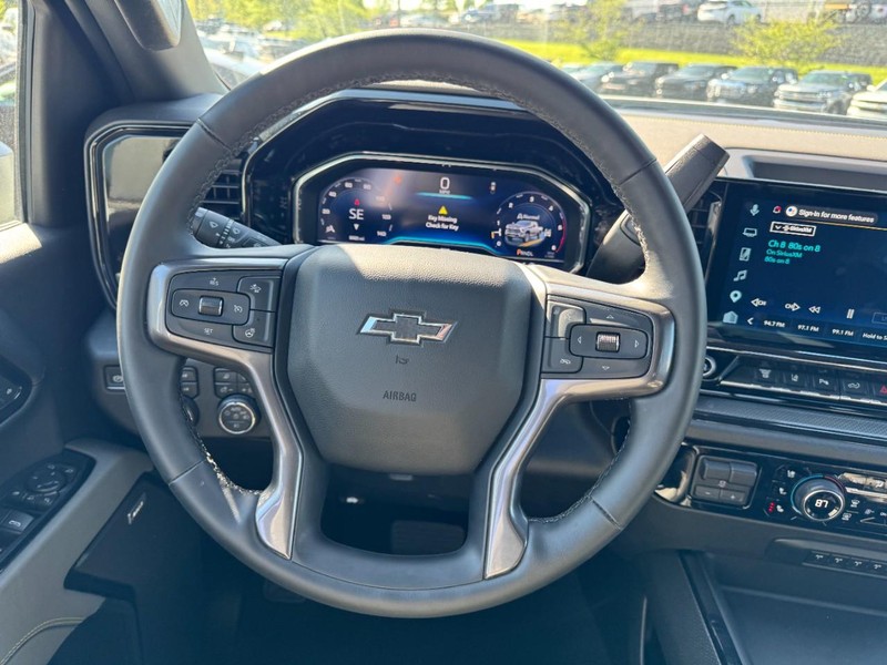 Chevrolet Silverado 2500HD Vehicle Image 12