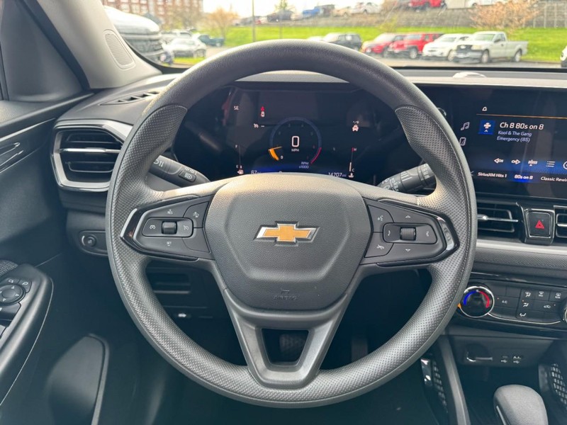 Chevrolet TrailBlazer Vehicle Image 12