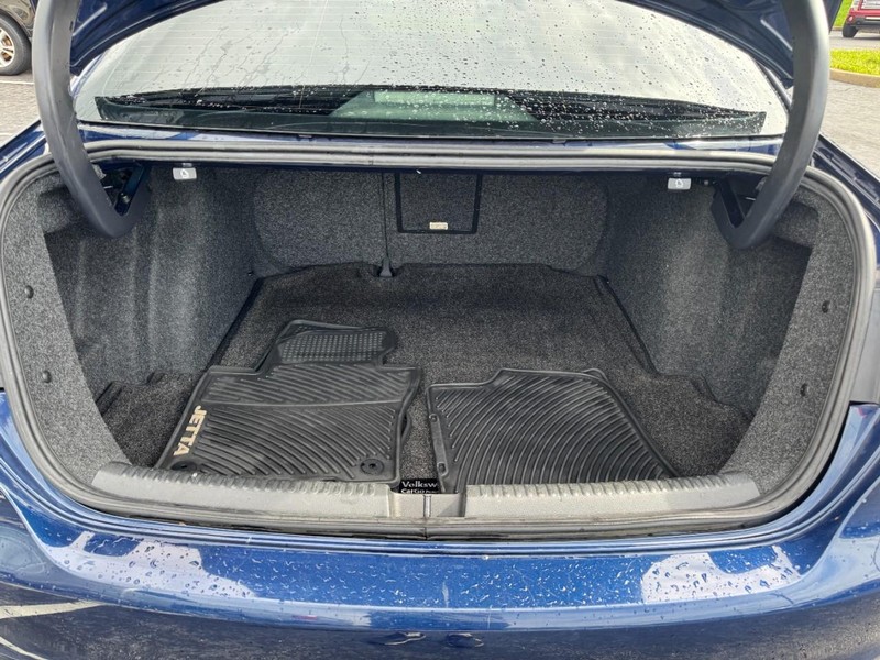 Volkswagen Jetta Sedan Vehicle Image 06