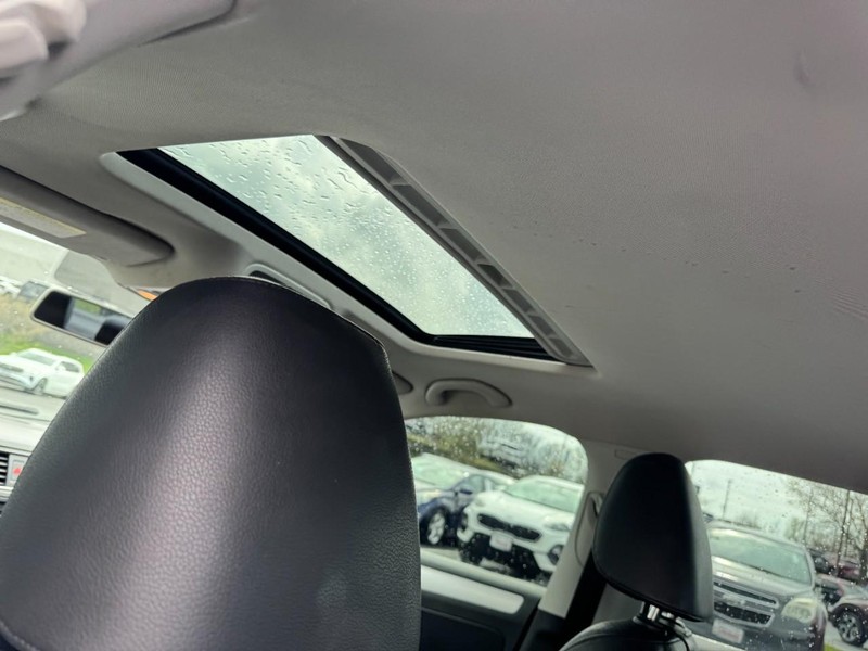 Volkswagen Jetta Sedan Vehicle Image 11