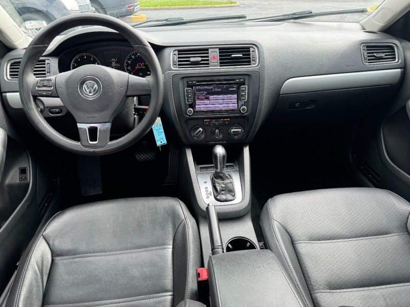 Volkswagen Jetta Sedan Vehicle Image 12