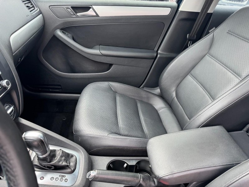 Volkswagen Jetta Sedan Vehicle Image 14