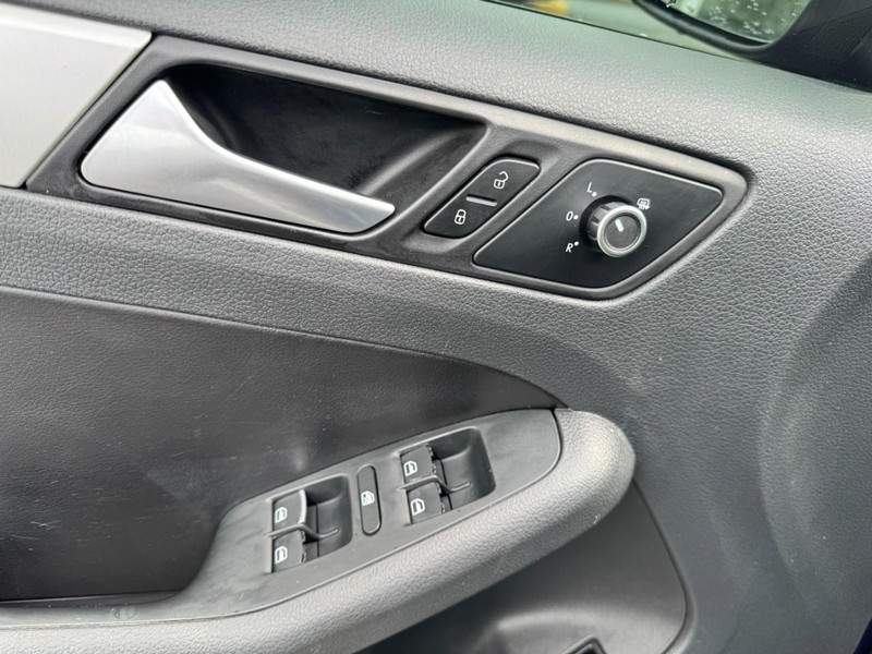 Volkswagen Jetta Sedan Vehicle Image 16
