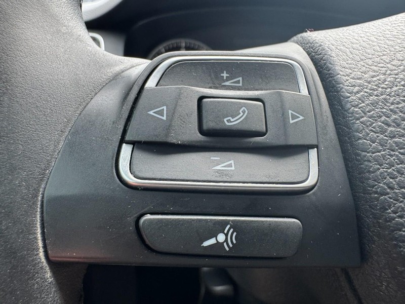 Volkswagen Jetta Sedan Vehicle Image 17