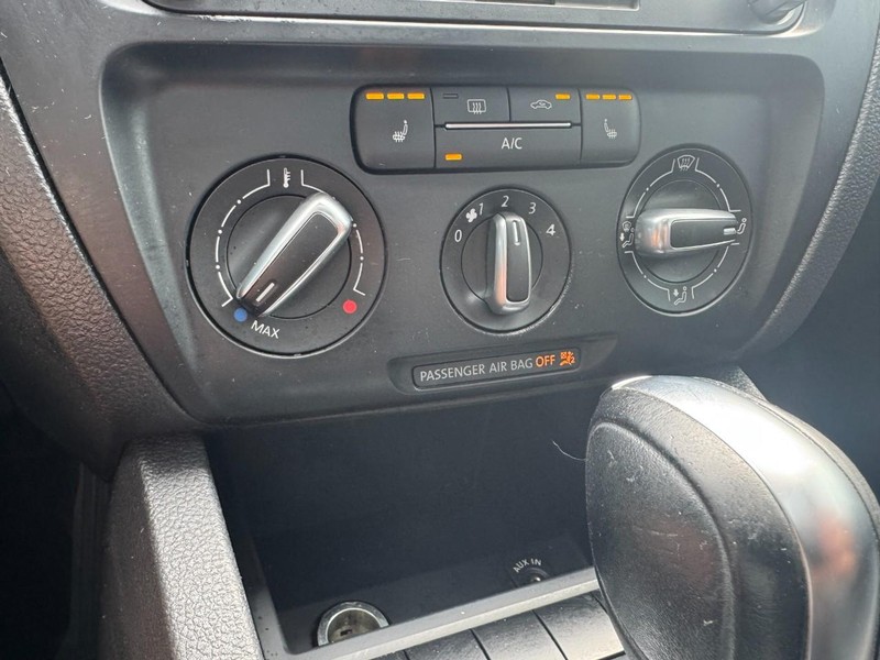 Volkswagen Jetta Sedan Vehicle Image 18