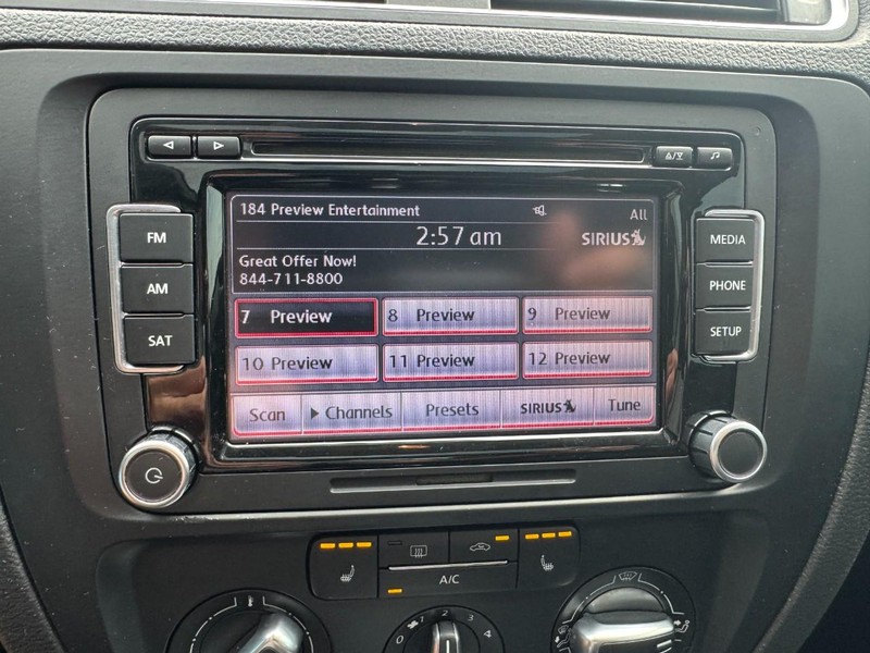 Volkswagen Jetta Sedan Vehicle Image 19