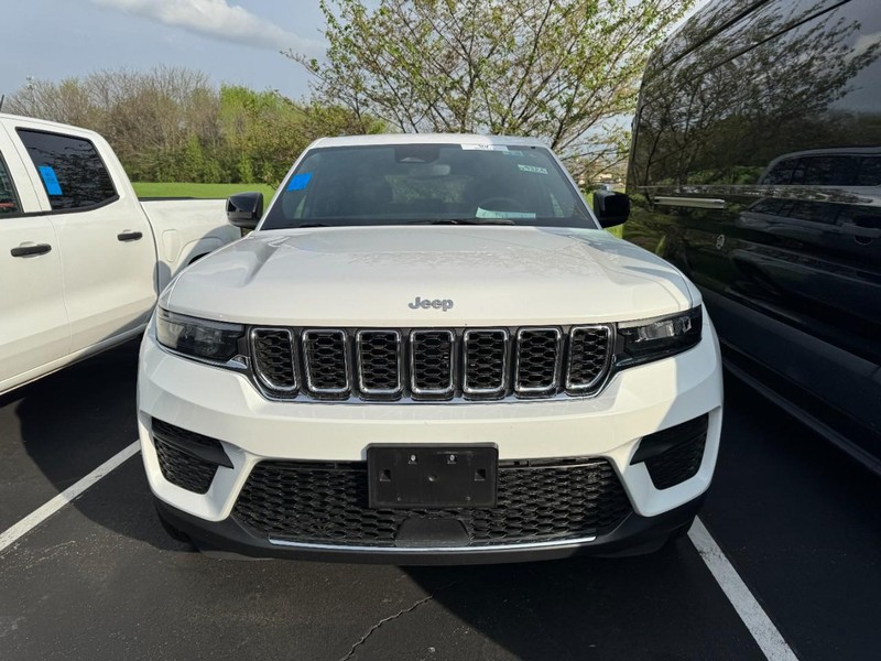 Jeep Grand Cherokee Vehicle Image 02