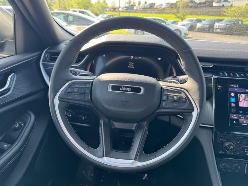 Jeep Grand Cherokee Vehicle Image 12