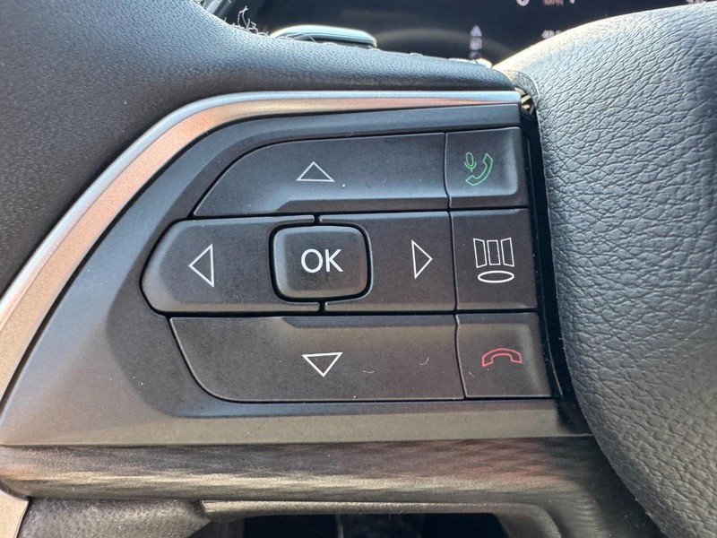 Jeep Grand Cherokee Vehicle Image 16