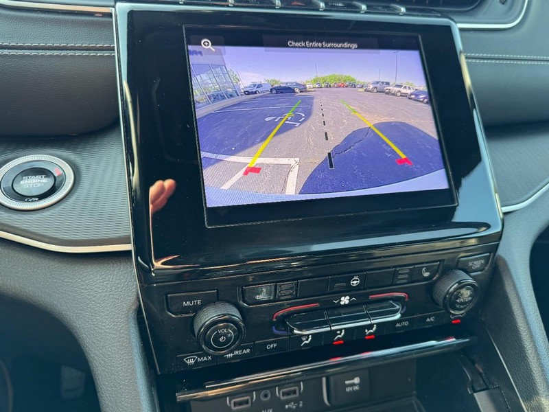 Jeep Grand Cherokee Vehicle Image 19
