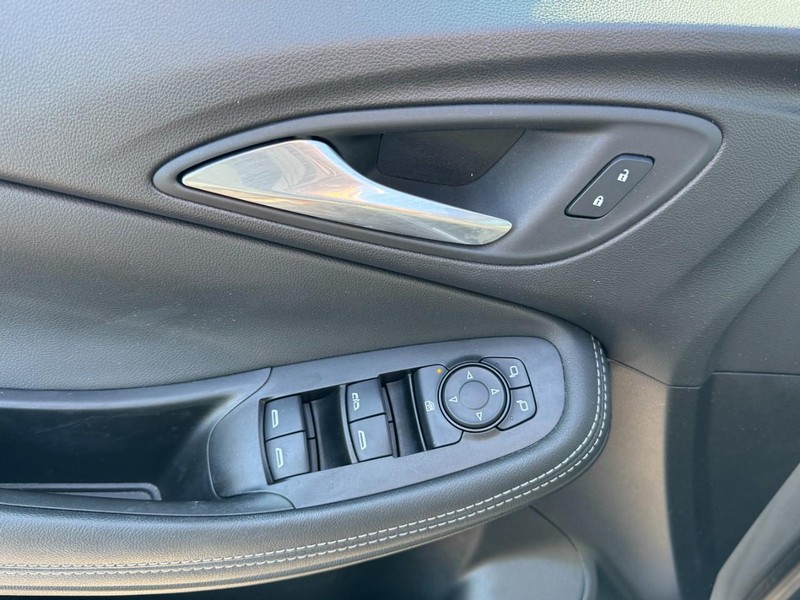 Buick Encore GX Vehicle Full-screen Gallery Image 13