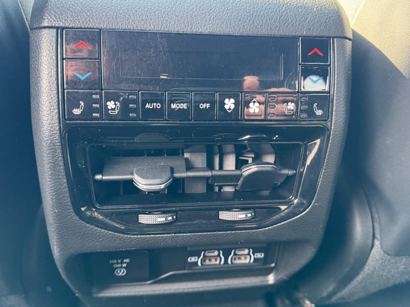 Jeep Grand Cherokee 4xe Vehicle Image 12
