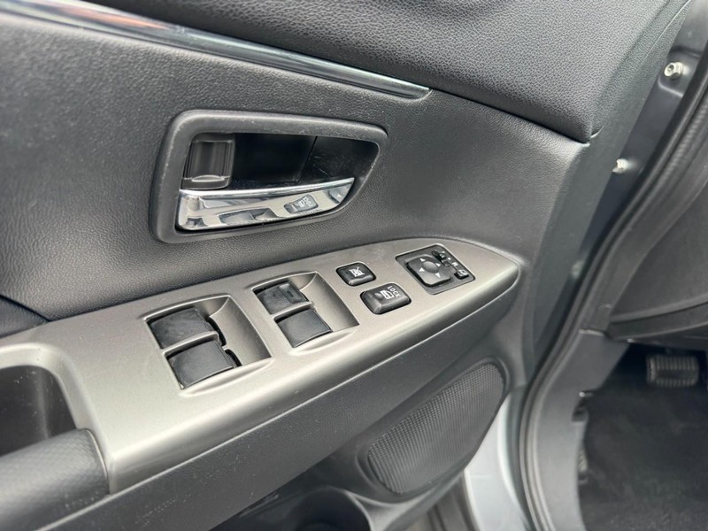 Mitsubishi Outlander Sport Vehicle Image 14