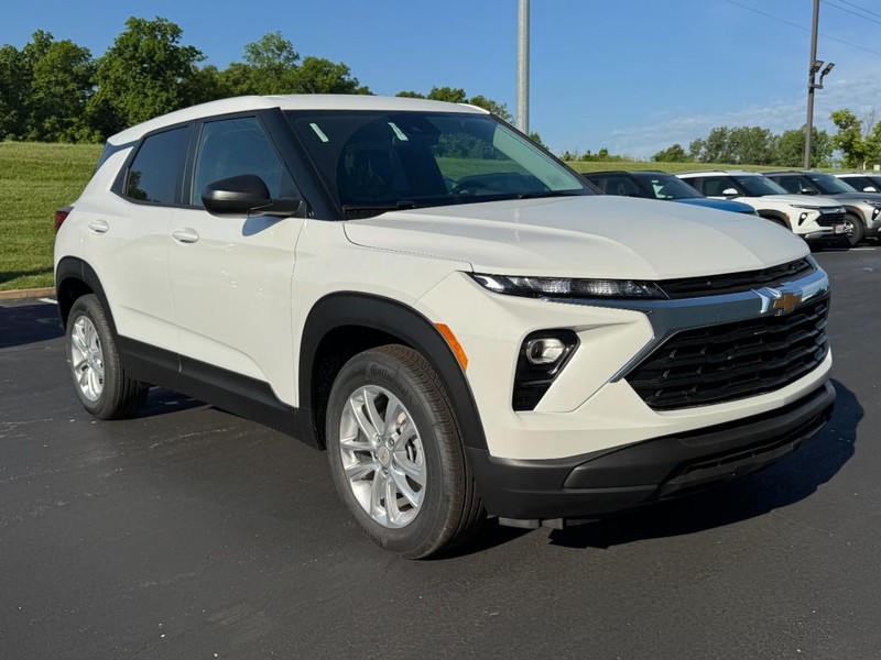 Chevrolet TrailBlazer Vehicle Image 02