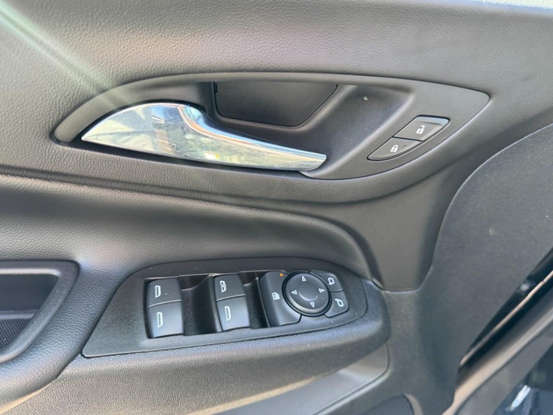 Chevrolet Equinox Vehicle Full-screen Gallery Image 16