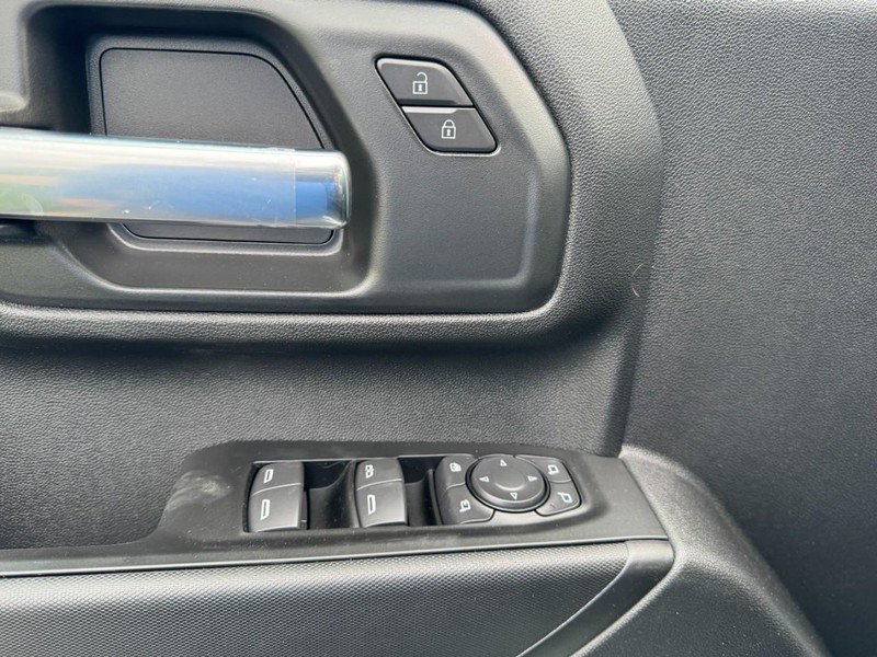 Chevrolet Silverado 2500HD Vehicle Image 11