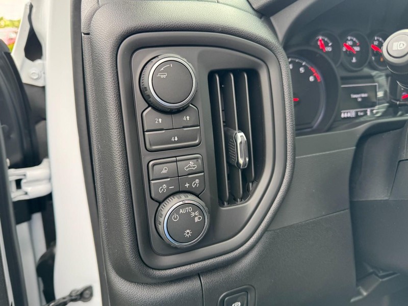Chevrolet Silverado 2500HD Vehicle Image 12