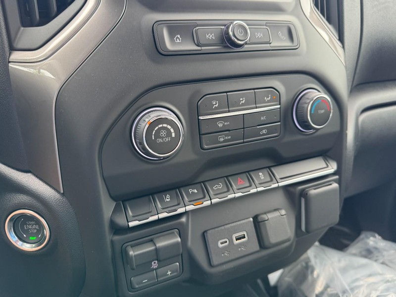 Chevrolet Silverado 2500HD Vehicle Image 15