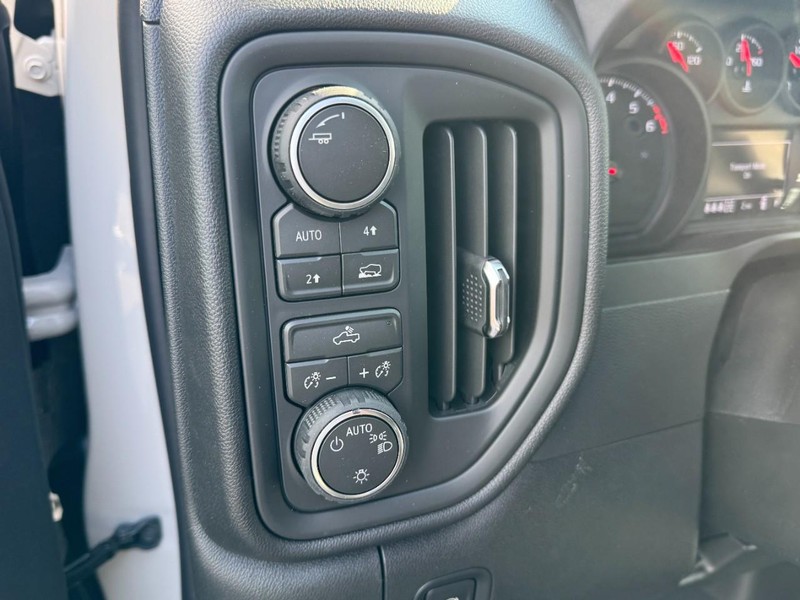 Chevrolet Silverado 1500 Vehicle Image 12