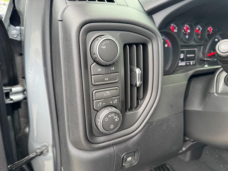 Chevrolet Silverado 2500HD Vehicle Image 14