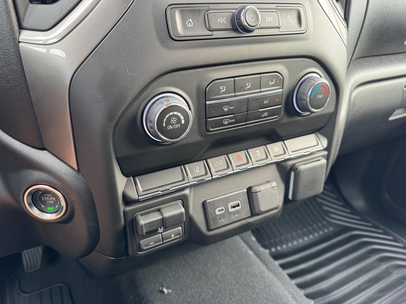 Chevrolet Silverado 2500HD Vehicle Image 16