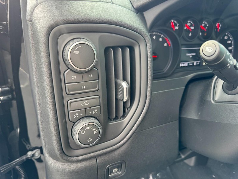 Chevrolet Silverado 2500HD Vehicle Image 12