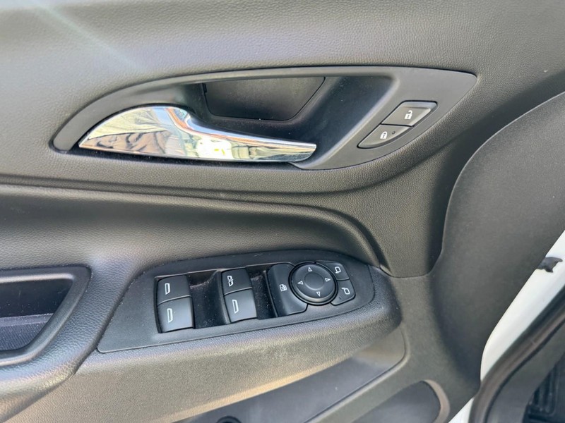 Chevrolet Equinox Vehicle Full-screen Gallery Image 15