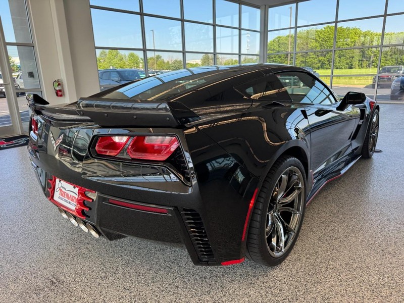 Chevrolet Corvette Vehicle Full-screen Gallery Image 03