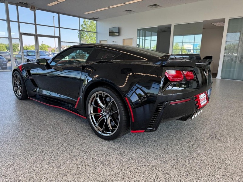Chevrolet Corvette Vehicle Full-screen Gallery Image 05