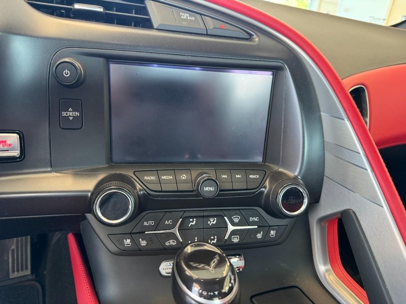 Chevrolet Corvette Vehicle Full-screen Gallery Image 15