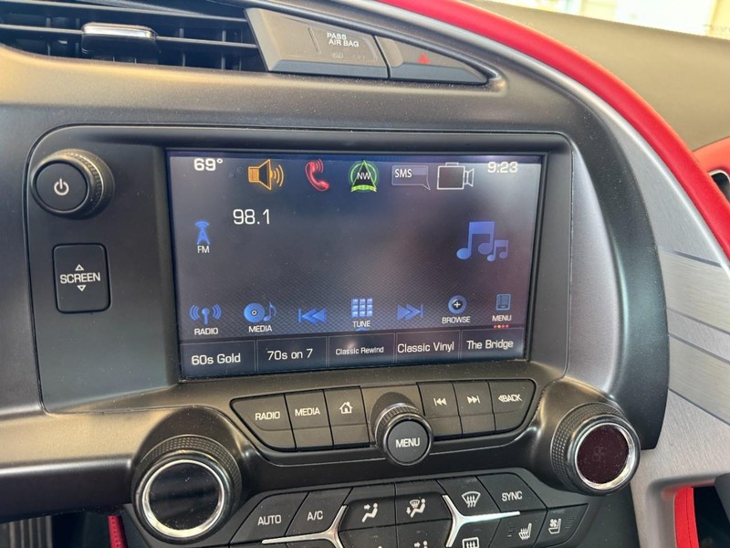 Chevrolet Corvette Vehicle Full-screen Gallery Image 16