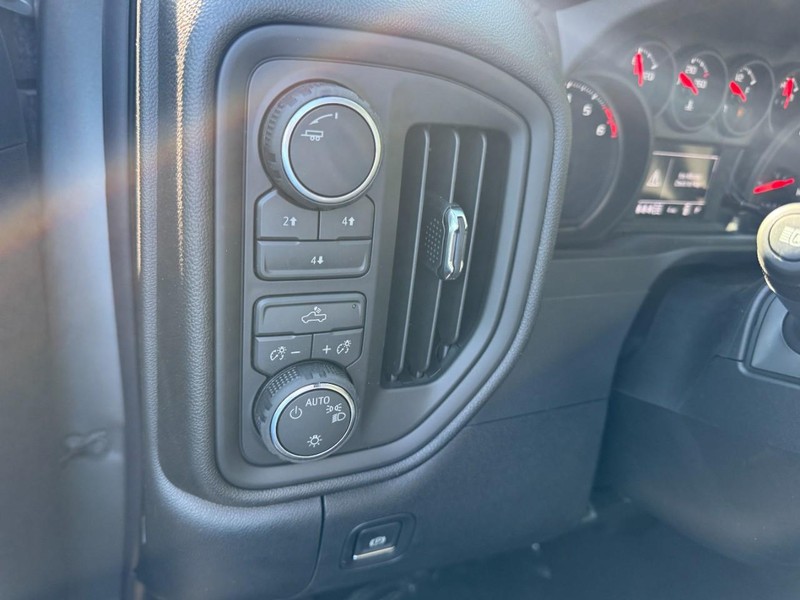 Chevrolet Silverado 2500HD Vehicle Image 09