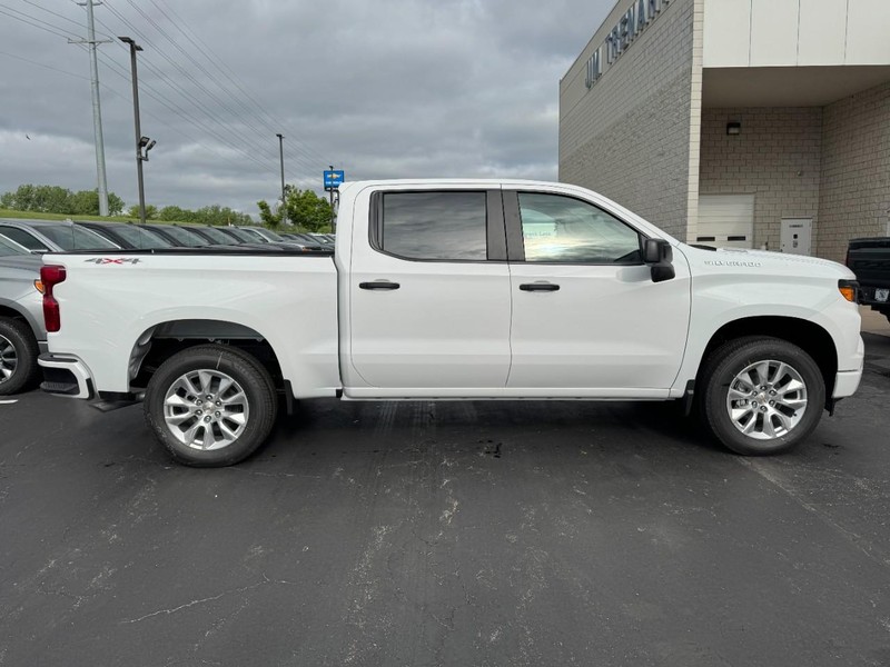 Chevrolet Silverado 1500 Vehicle Image 02