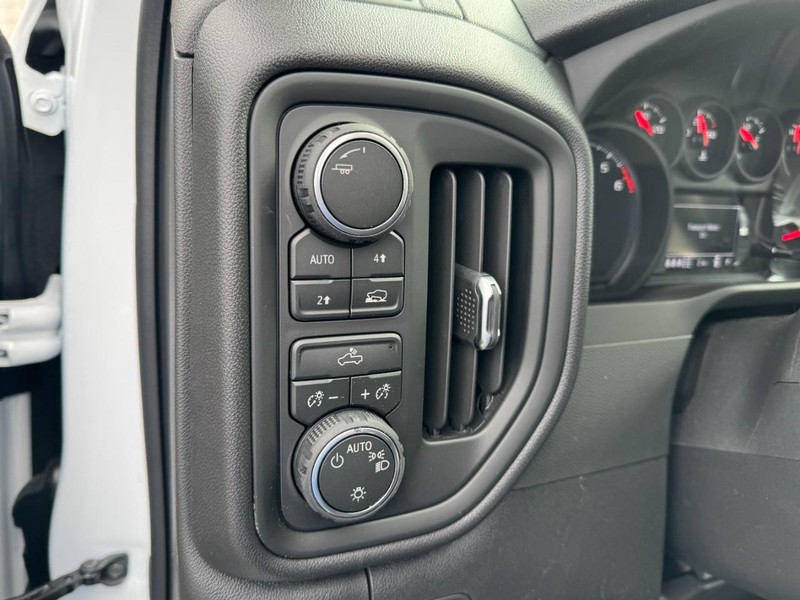 Chevrolet Silverado 1500 Vehicle Image 12