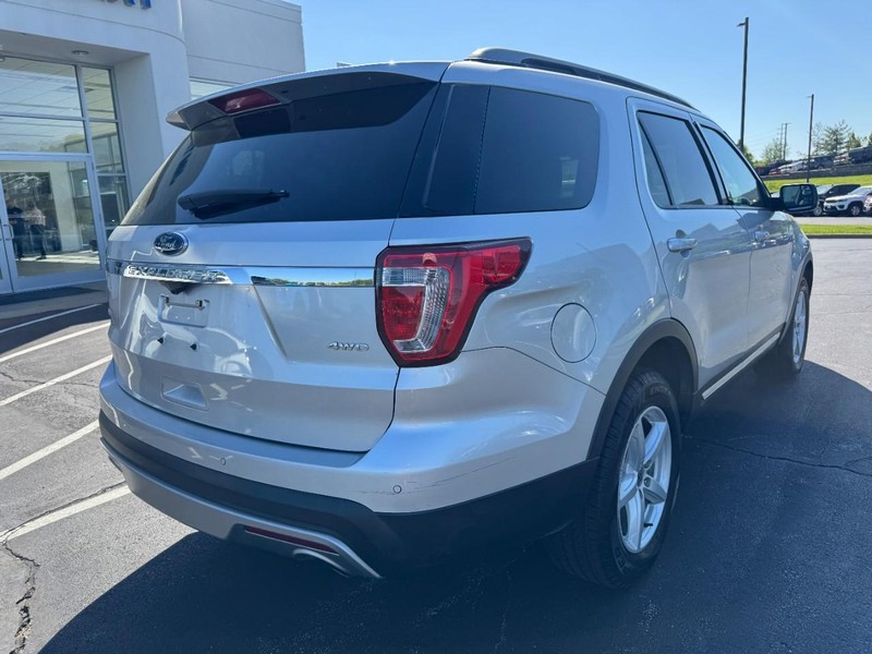 Ford Explorer Vehicle Image 03