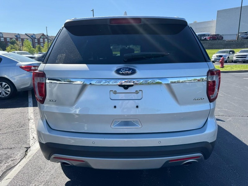 Ford Explorer Vehicle Image 04